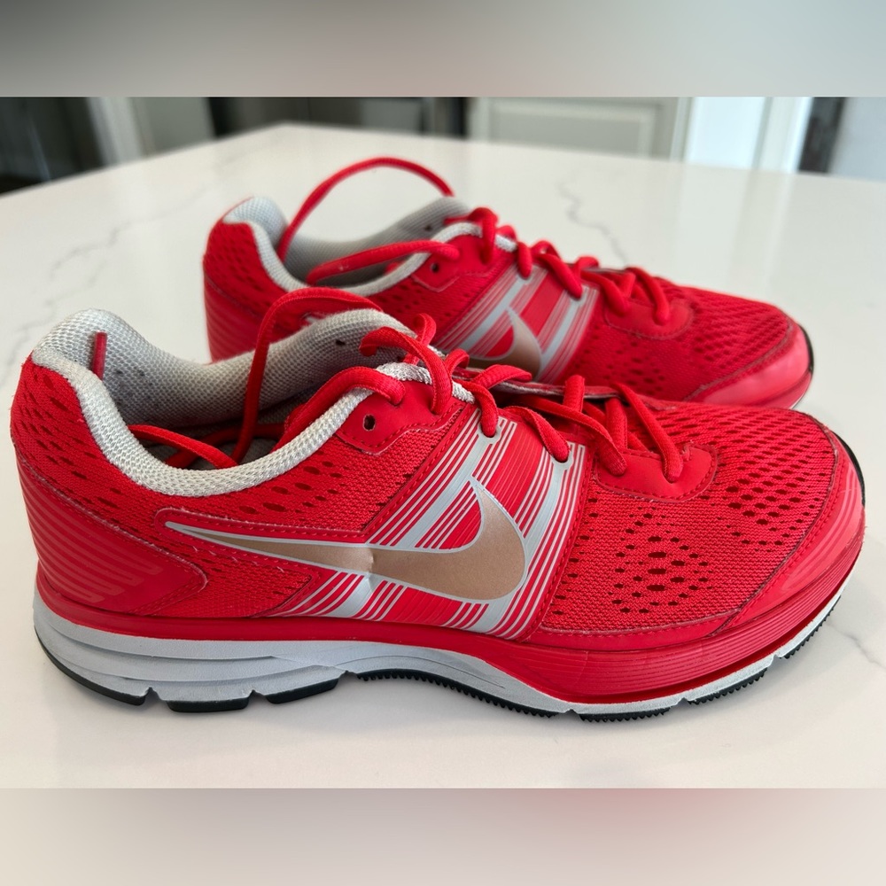 Women’s Nike tennis shoes Size 8.5
